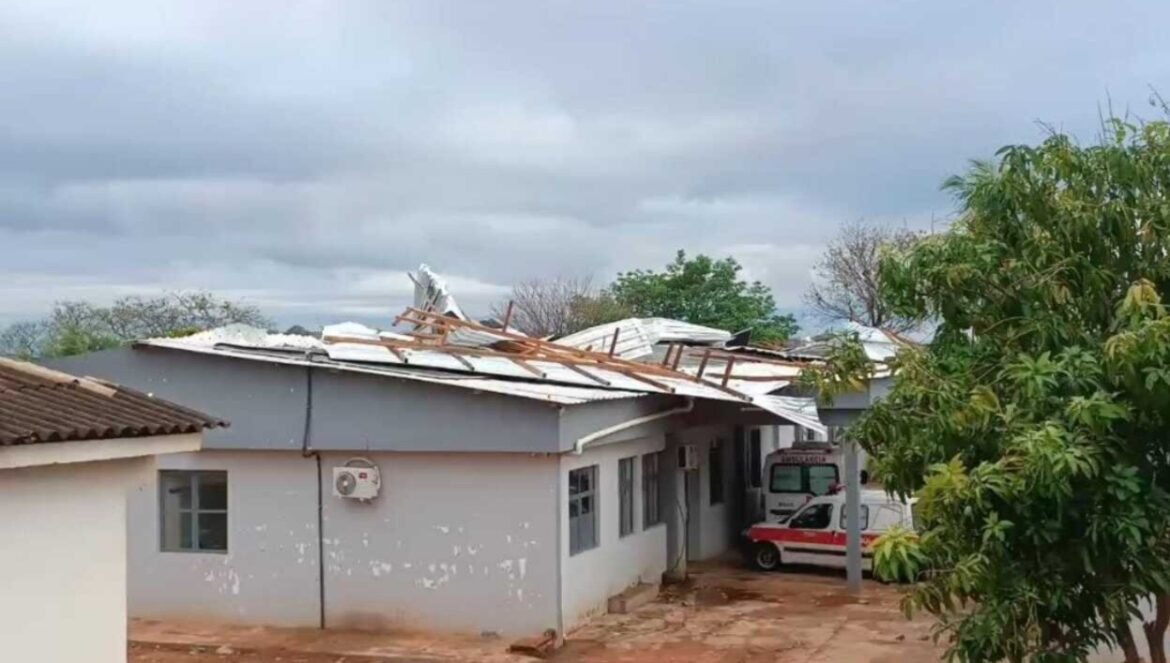 temporal-provoca-alagamentos,-destelhamentos-e-queda-de-arvores-no-norte-de-mg