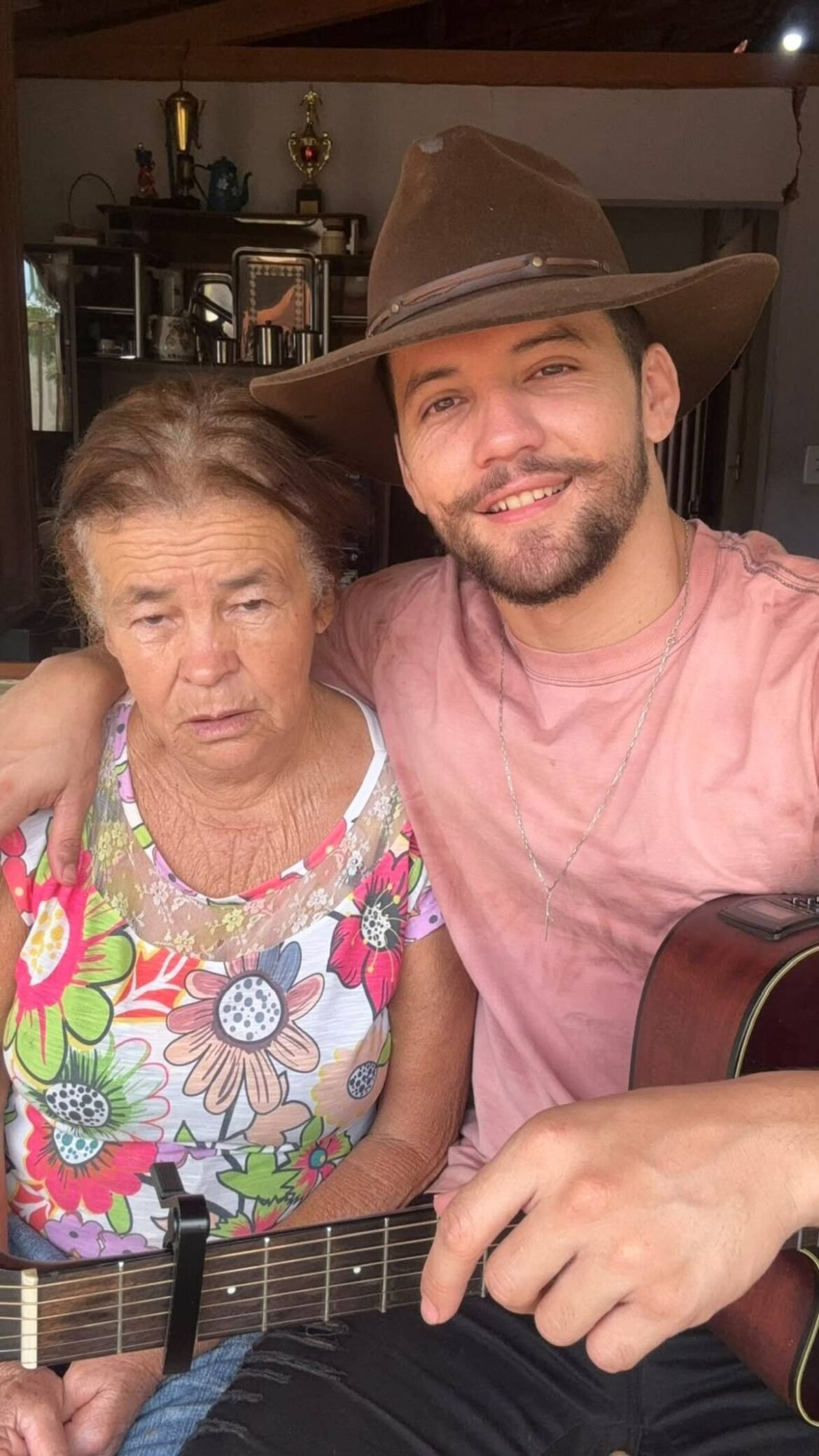 filho-grava-videos-cantando-em-casa-com-a-mae-no-interior-de-mg-e-emociona-internautas-pelo-pais:-‘vontade-de-chorar-de-tanto-amor’