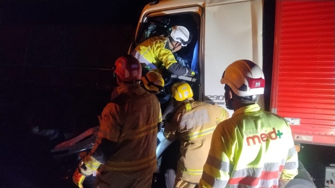 motorista-fica-preso-as-ferragens-apos-caminhao-bater-em-carreta-na-br-135