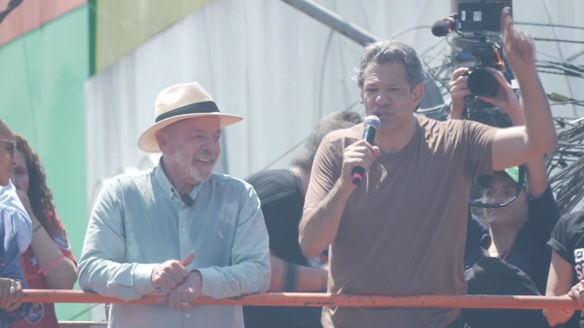 ‘em-todo-escandalo-ele-tem-algum-amigo’,-diz-haddad-sobre-flavio-bolsonaro,-apos-caminhada-com-lula-em-sp