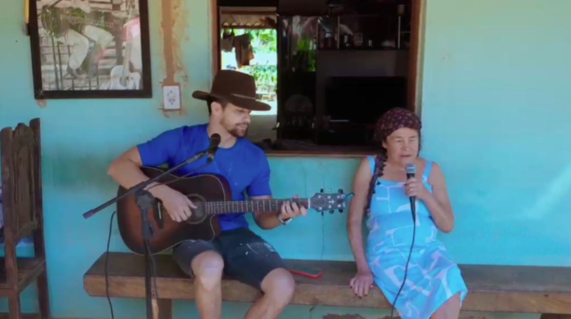 ‘ninguem-pensava-que-iria-chegar-onde-chegou’,-diz-idosa-que-viralizou-cantando-com-o-filho-em-casa-no-interior-de-mg-e-agora-grava-album