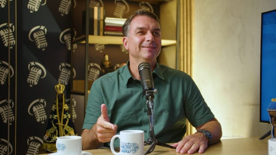 ‘posso-considerar-uma-especie-de-facada-essa-fake-news-em-mim’,-diz-flavio-bolsonaro-em-podcast-catolico