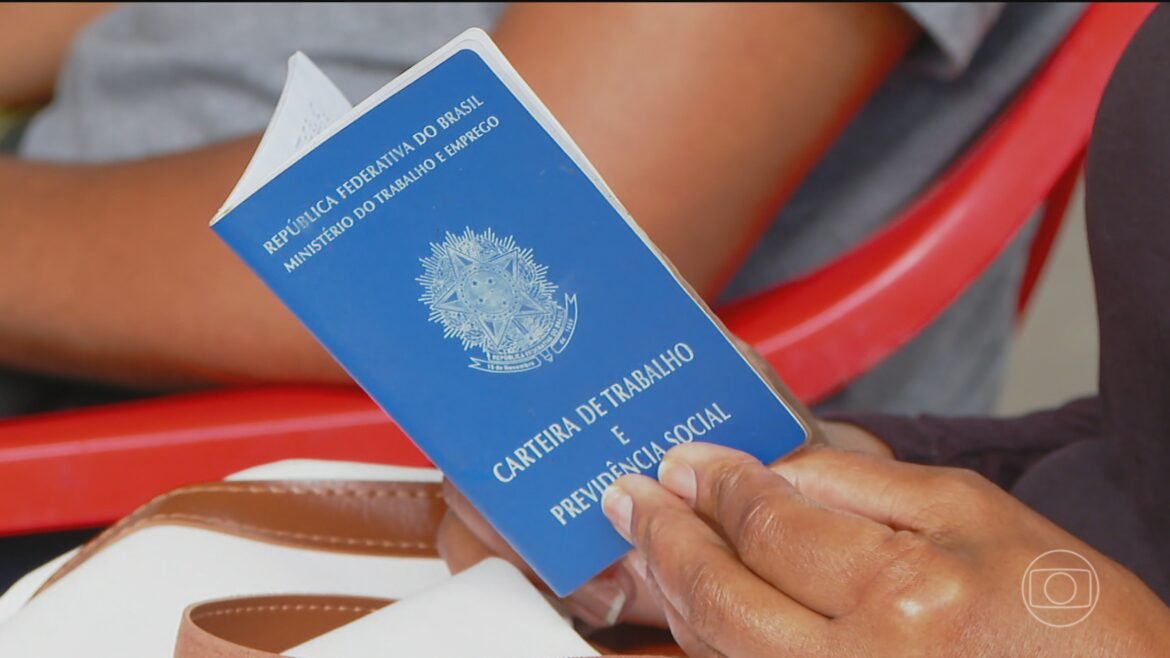 brasil-cria-165,8-mil-empregos-com-carteira-assinada-em-agosto,-aponta-caged-|-g1