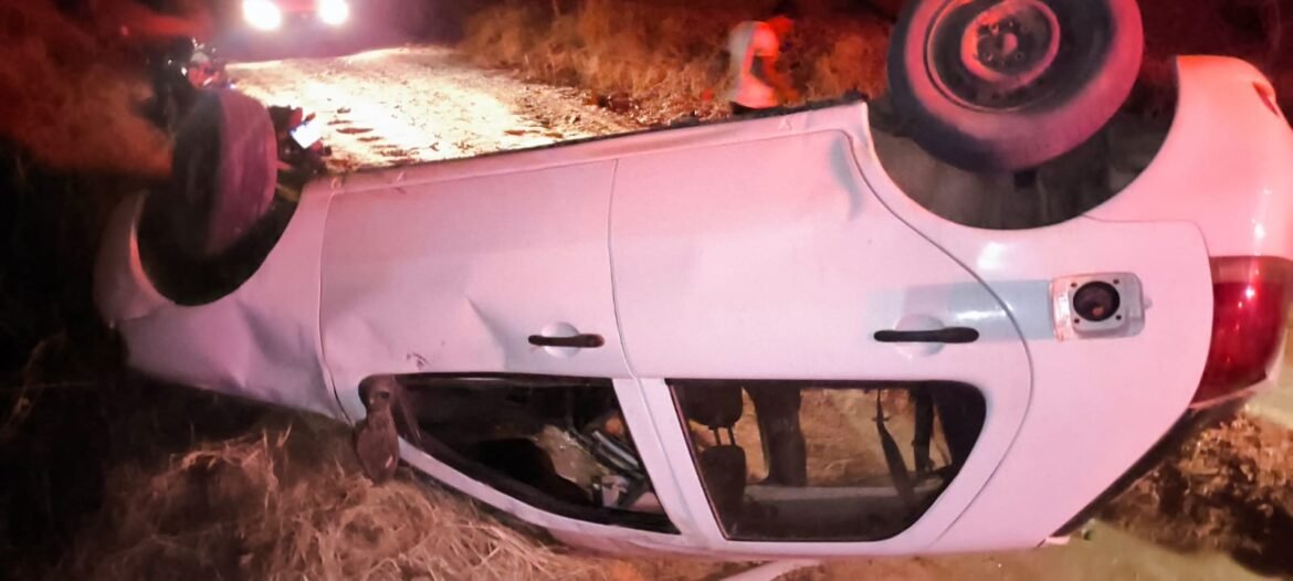 carro-capota-e-para-com-as-rodas-para-cima-na-amg-3225;-motorista-fica-ferido