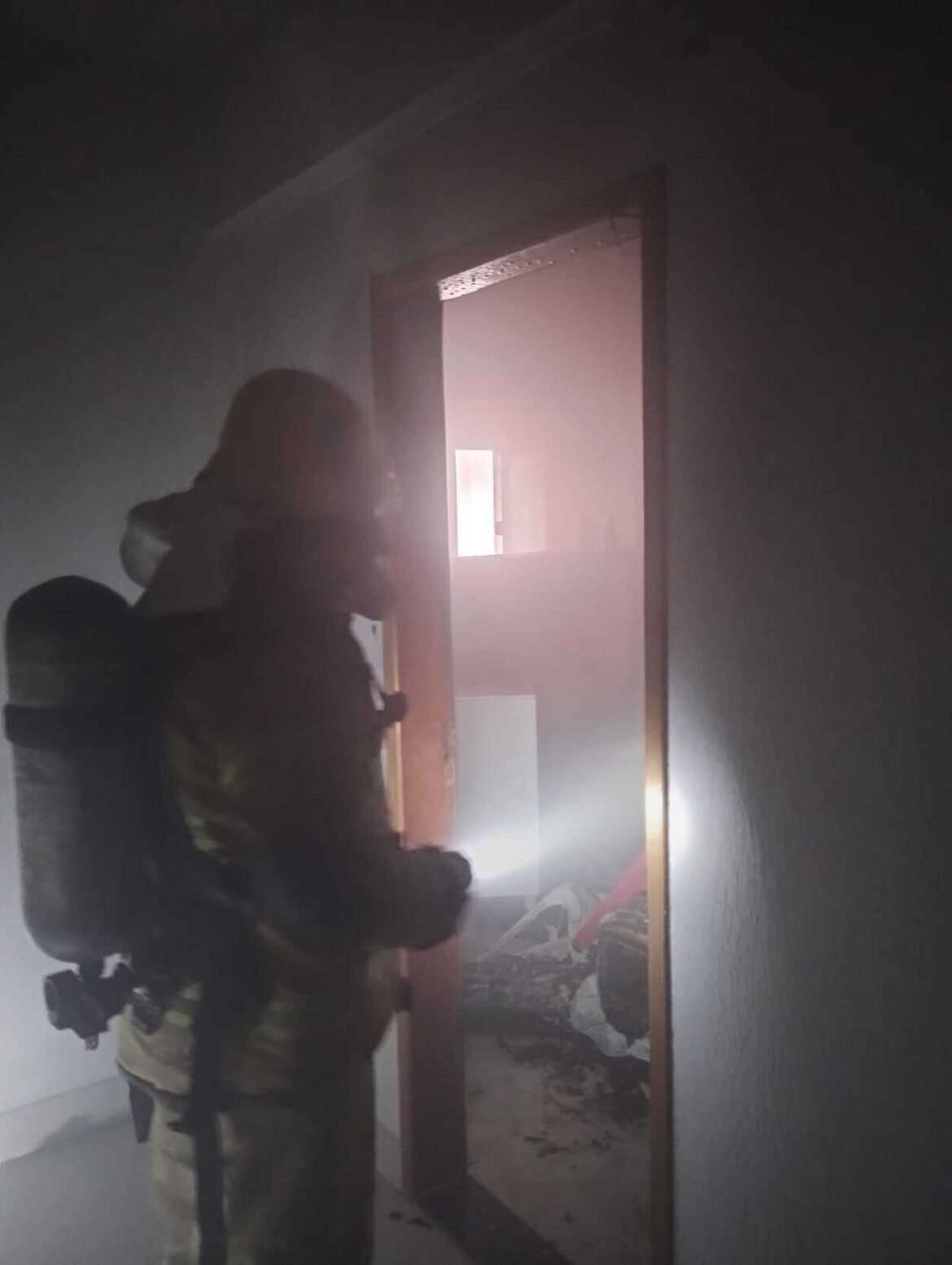 morador-e-resgatado-apos-incendio-atingir-kitnet-no-centro-de-unai