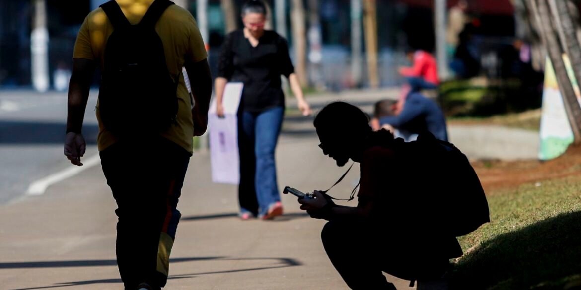percentual-de-jovens-nem-nem-no-brasil-cai-para-22,4%,-mostra-estudo