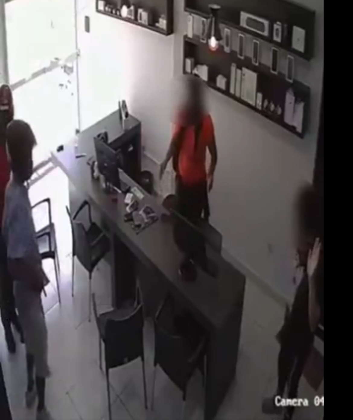 video:-criminosos-armados-assaltam-loja-de-celulares-e-deixam-vitimas-trancadas-em-montes-claros