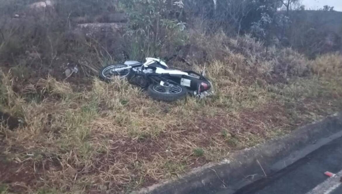 motociclista-de-63-anos-morre-apos-sair-da-pista-e-bater-em-pedra-na-mg-308,-em-itacambira
