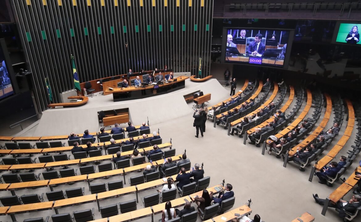 camara-dos-deputados-abre-concurso-com-salarios-acima-de-r$-32-mil-|-g1