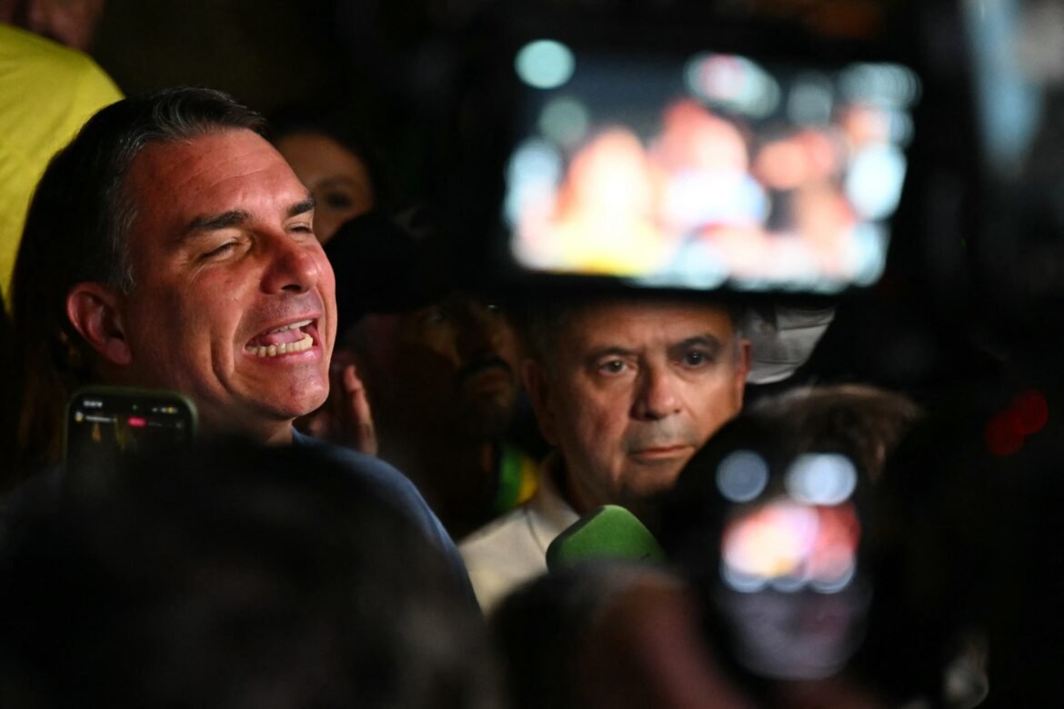 lideranca-de-flavio-faz-fundo-de-ibovespa-disparar-quase-10%-em-toquio-|-g1