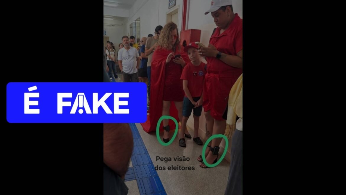 e-#fake-foto-de-eleitores-com-tornozeleira-eletronica-e-roupa-vermelha-em-fila-para-votar-na-eleicao;-imagem-foi-feita-com-ia