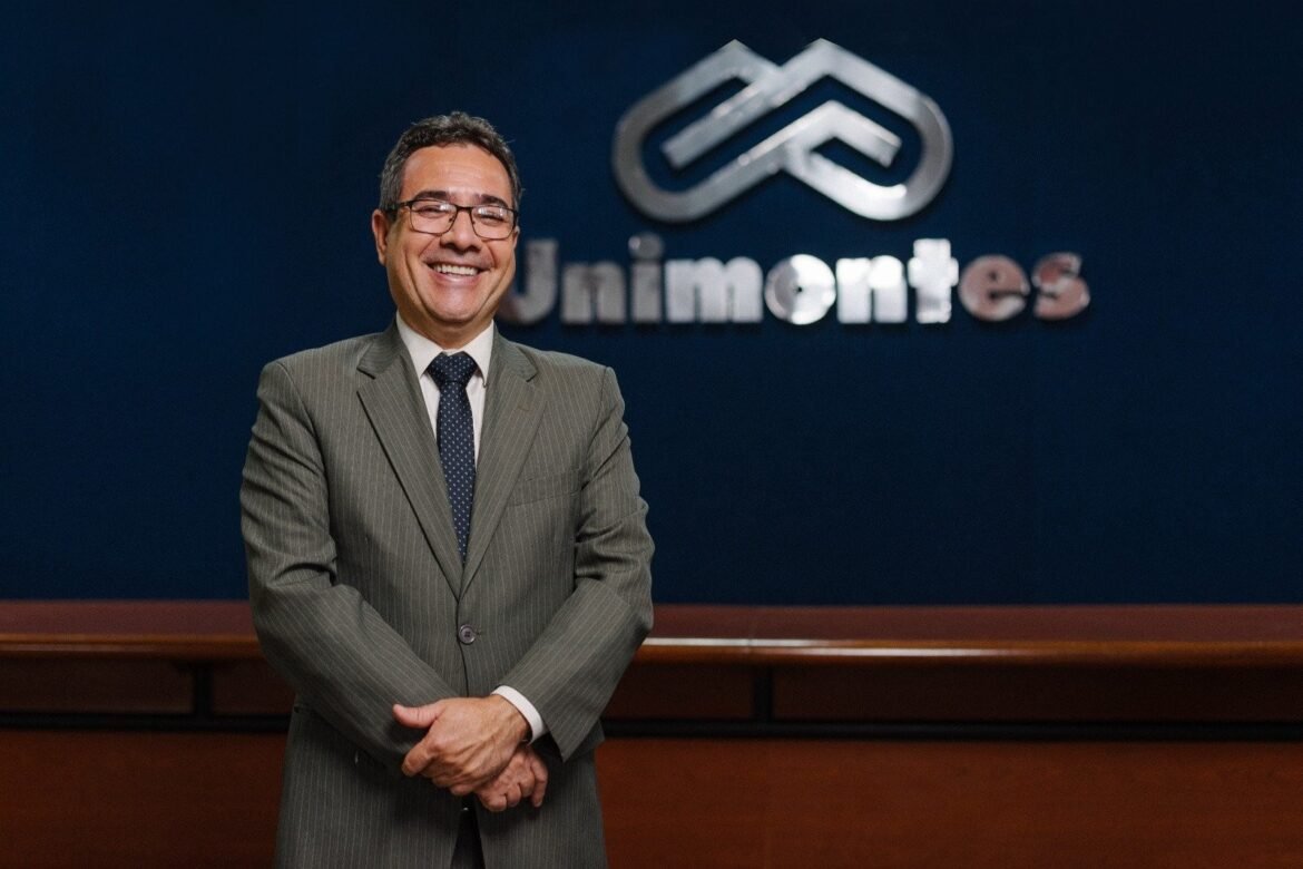 professor-wagner-de-paulo-santiago-e-reconduzido-a-reitoria-da-unimontes