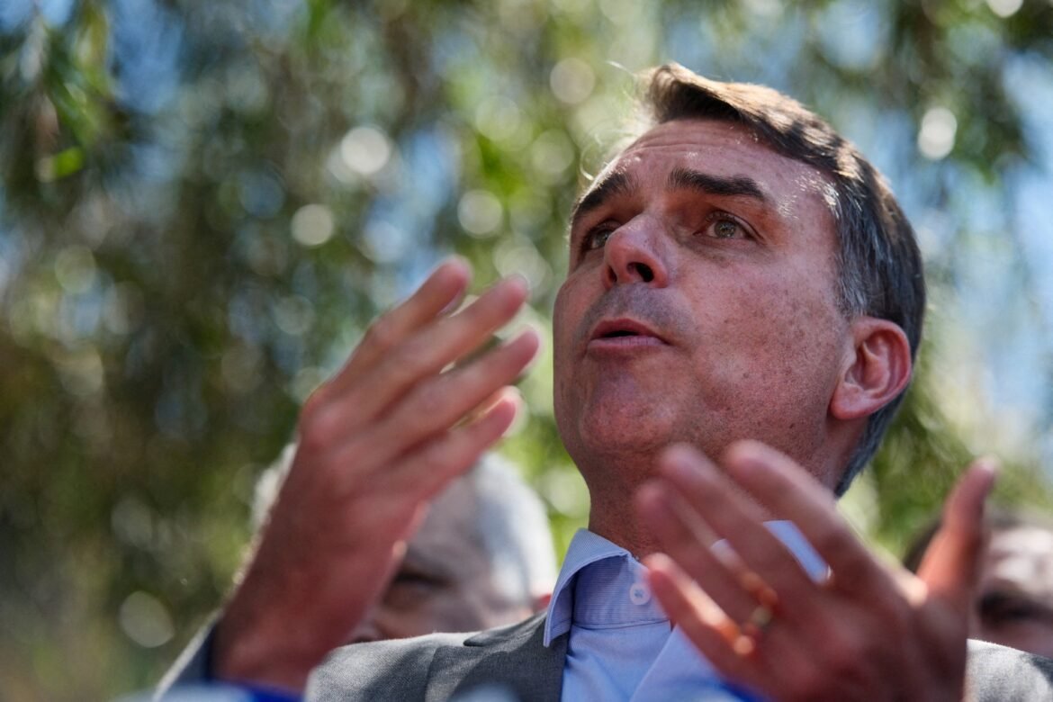 flavio-bolsonaro-volta-a-falar-em-‘redemocratizar’-o-brasil:-‘instituicoes-tem-que-voltar-a-ser-respeitadas’