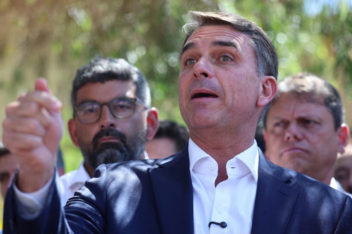flavio-bolsonaro-fala-em-acabar-com-reeleicao-e-aumentar-o-proprio-mandato:-entenda-como-mudanca-pode-ocorrer