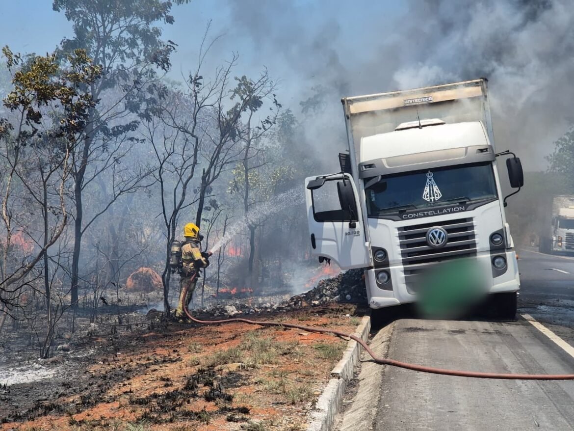 incendio-em-caminhao-mobiliza-bombeiros-e-consome-carga-na-br-135,-em-bocaiuva