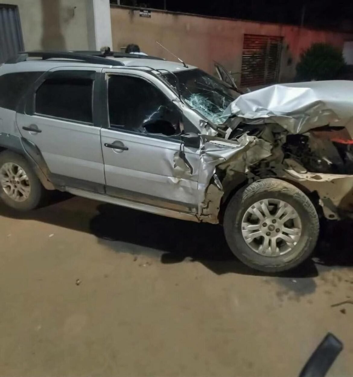 motorista-inabilitado-e-com-sinais-de-embriaguez-bate-em-caminhao-estacionado-em-mg