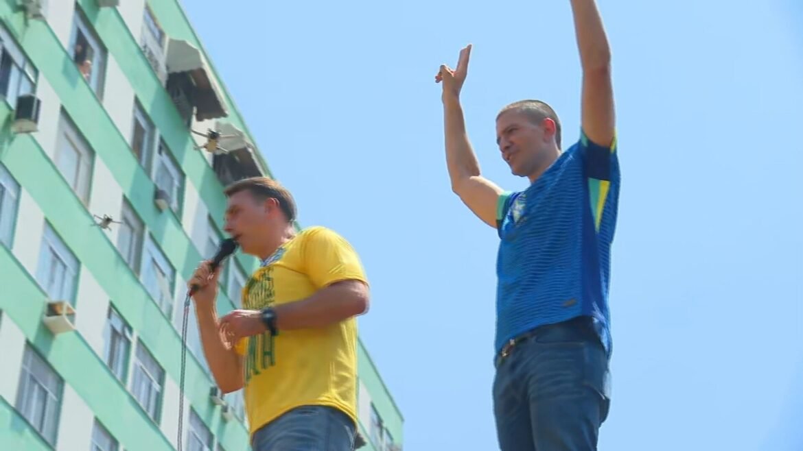 video:-flavio-diz-que-jair-bolsonaro-colocara-a-faixa-presidencial-nele-no-dia-da-posse-e-promete-reduzir-maioridade-penal