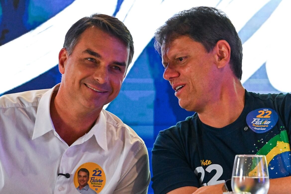flavio-bolsonaro-se-reune-com-prefeitos-em-sp-e-orienta-campanha-nas-cidades:-‘nao-podemos-baixar-a-guarda’