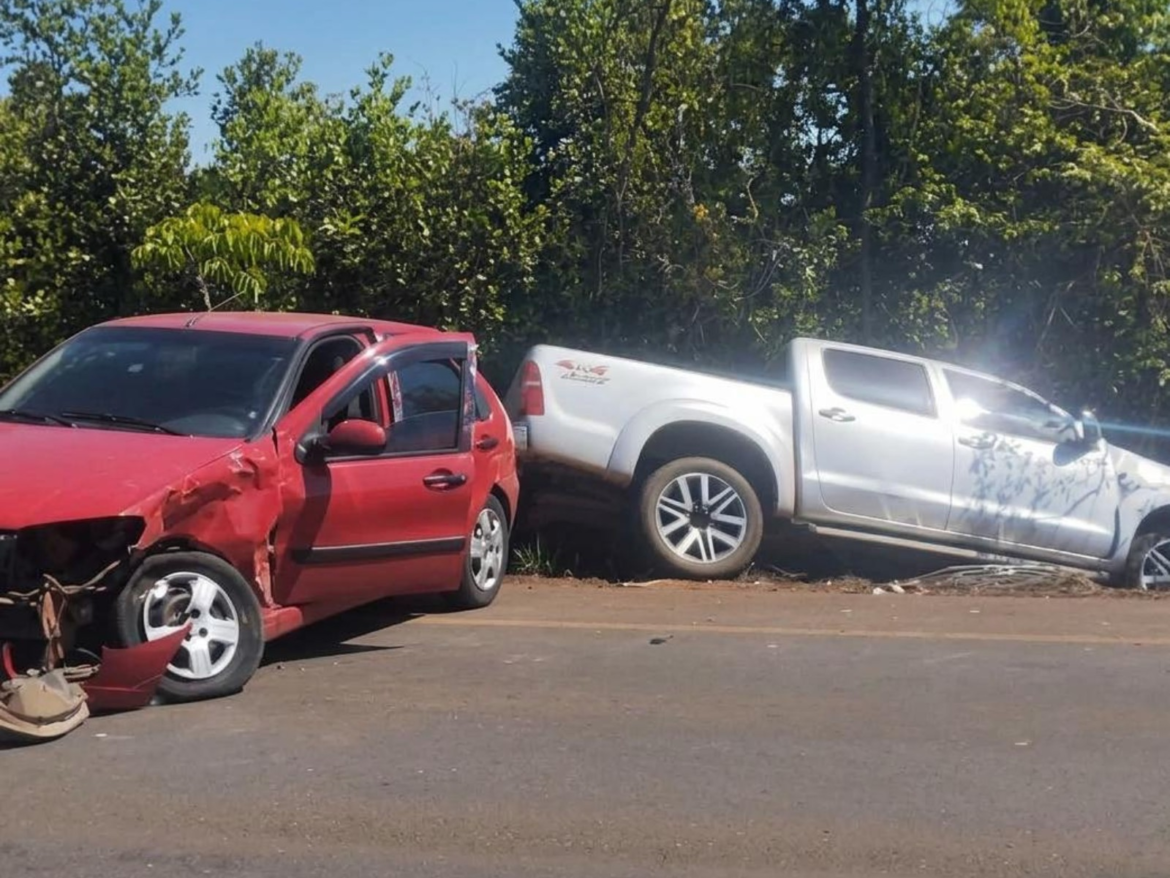 carro-tenta-fazer-retorno-e-bate-em-caminhonete-na-mgc-251,-em-unai