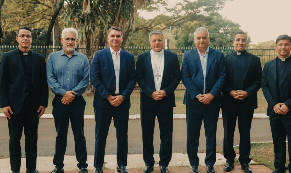 flavio-bolsonaro-visita-arcebispo-de-brasilia-e-recebe-imagem-de-nossa-senhora