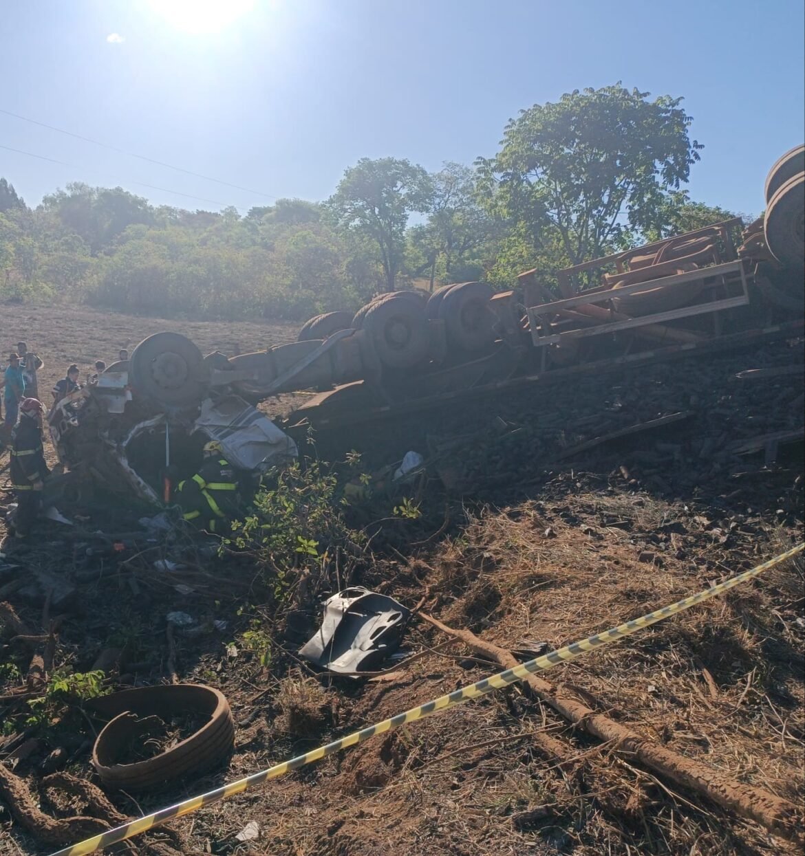 motorista-morre-apos-caminhao-capotar-e-cair-em-ribanceira-de-10-metros-na-mgc-451
