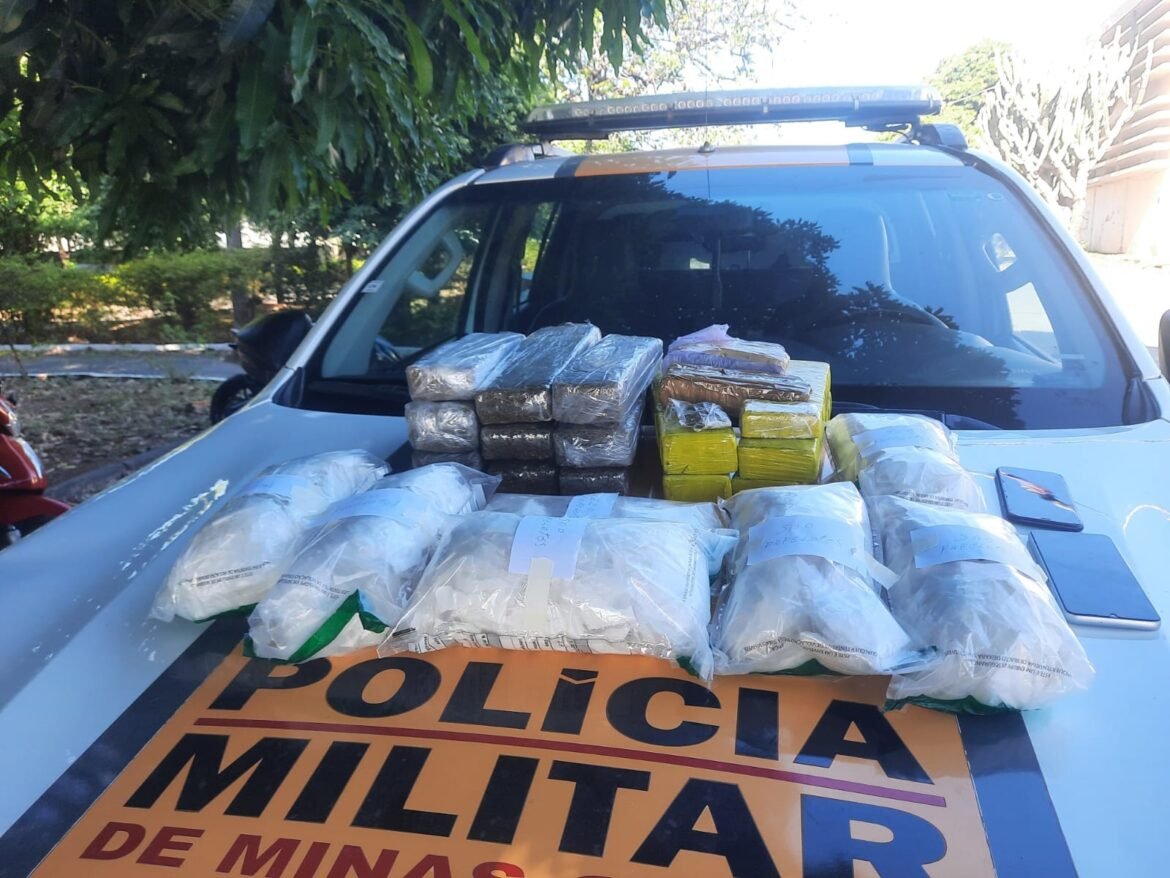 policia-apreende-mais-de-3-mil-papelotes-de-cocaina-e-17-tabletes-de-maconha-em-onibus-que-seguia-de-sao-paulo-para-a-bahia