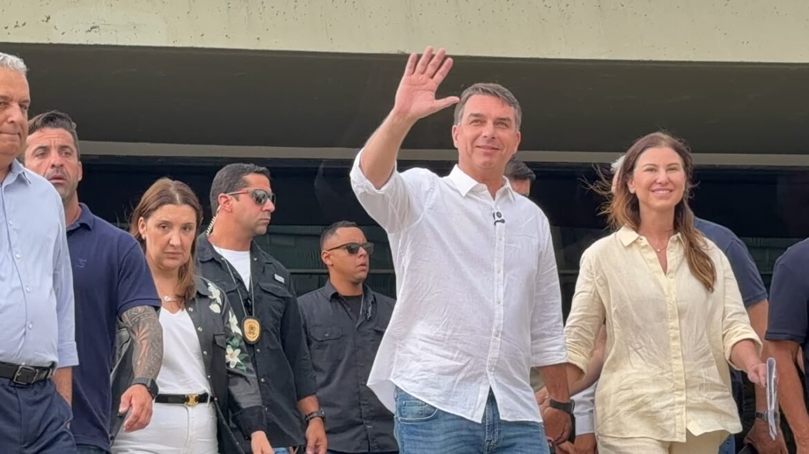 flavio-comemora-liberacao-para-visitas-a-jair-bolsonaro-e-diz-que-se-encontrara-com-o-pai-nesta-terca