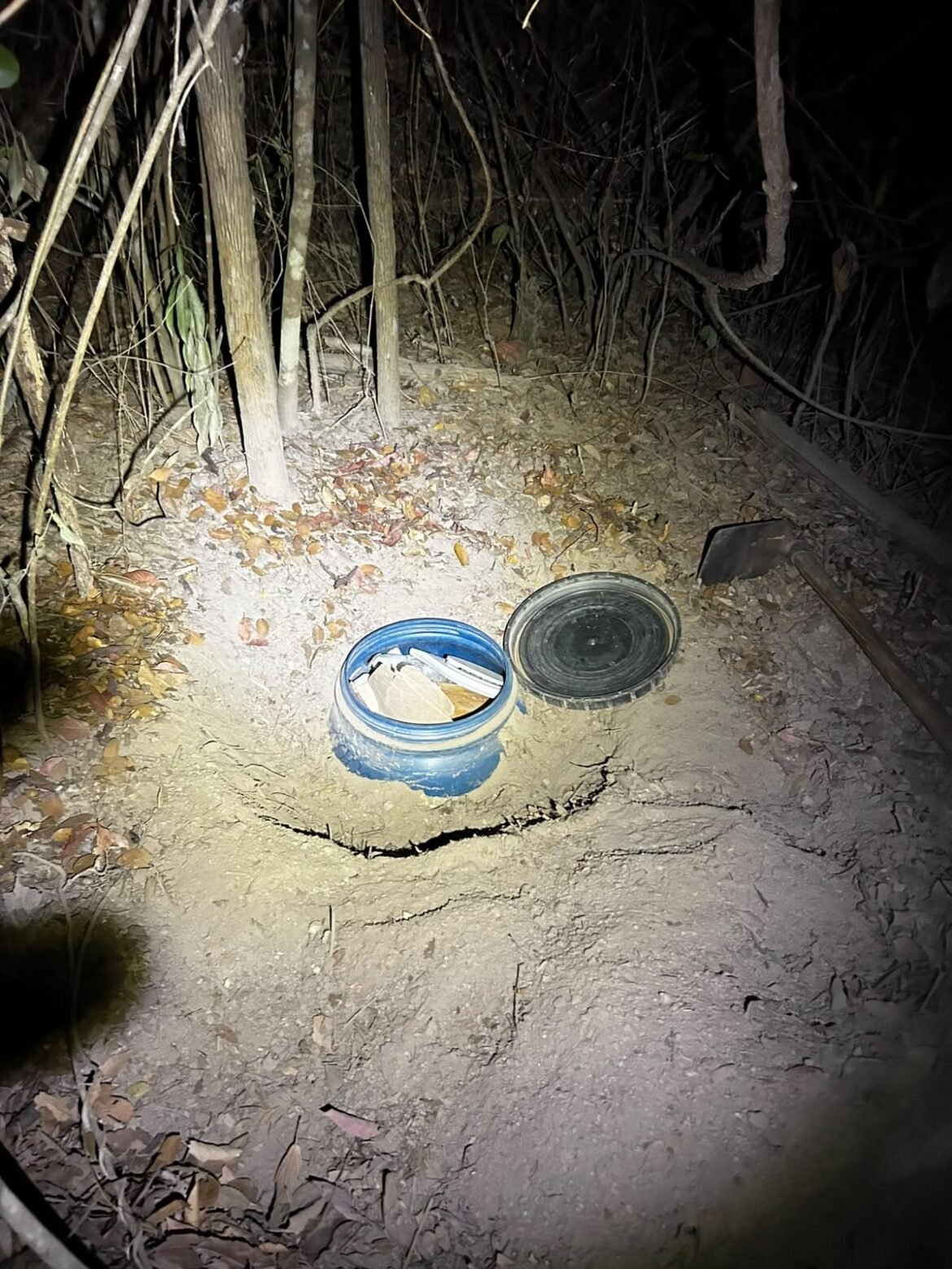 coordenadas-geograficas-repassadas-com-foto-de-fuzil-ajudam-pm-a-encontrar-barril-enterrado-com-drogas-em-mg;-video