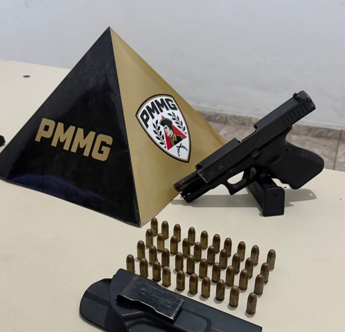 crianca-e-encontrada-sozinha-e-chorando-em-carro;-pm-apreende-arma-e-prende-pai-em-curvelo