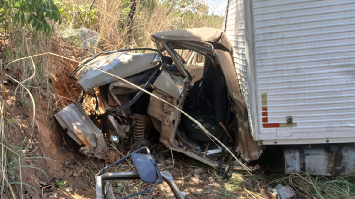 motorista-perde-controle-da-direcao-apos-caminhao-apresentar-problema-mecanico-e-bate-em-barranco-na-mg-188