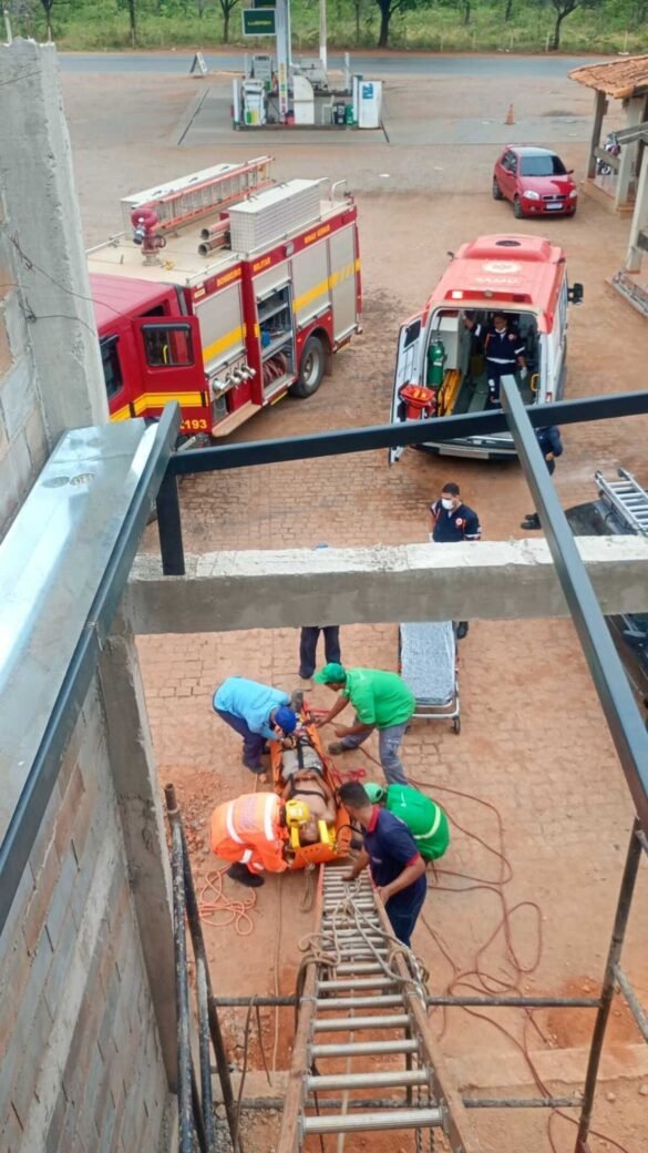 jovem-e-socorrido-pelos-bombeiros-apos-desmaiar-durante-montagem-de-telhado-a-seis-metros-de-altura-em-bocaiuva