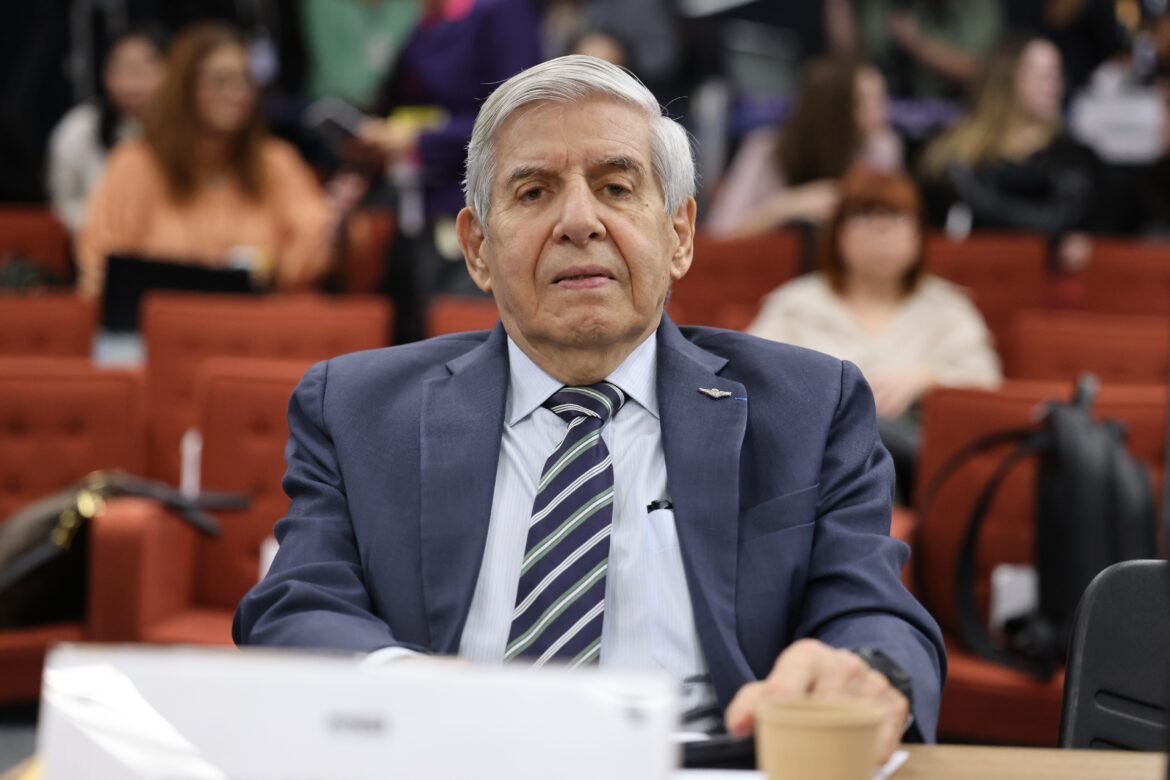 moraes-autoriza-augusto-heleno-a-deixar-prisao-domiciliar-para-consulta-medica-em-brasilia