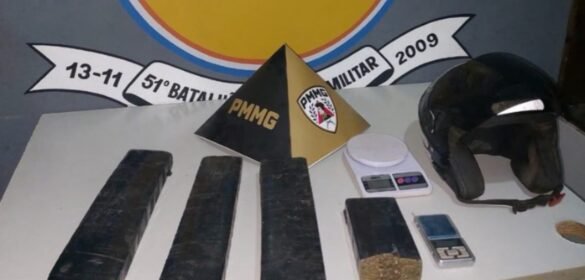 durante-buscas-por-assaltantes,-pm-recupera-moto-roubada-e-apreende-barras-de-maconha-em-janauba