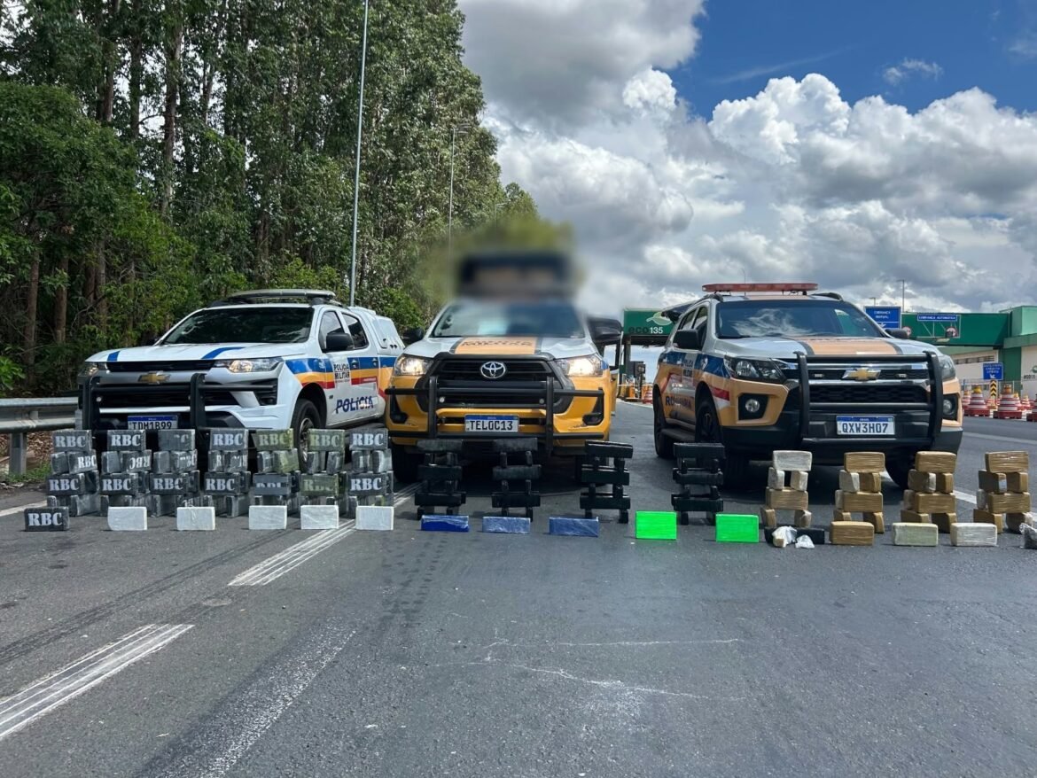 policia-apreende-mais-de-100-kg-de-drogas-em-onibus-na-br-135;-veiculo-seguia-de-sp-para-a-bahia