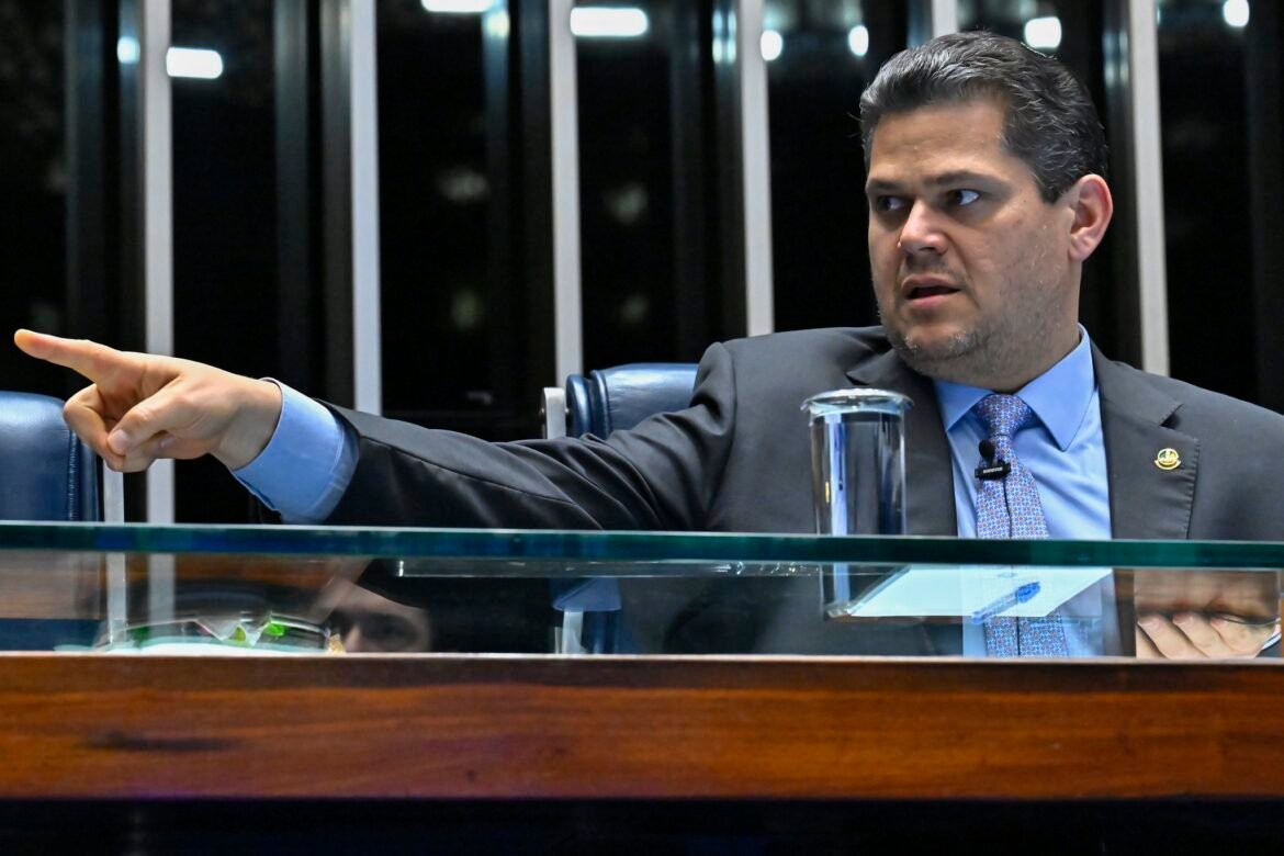 alcolumbre-conta-votos-e-traca-planos-para-seguir-no-comando-do-senado-em-governo-de-lula-ou-de-flavio