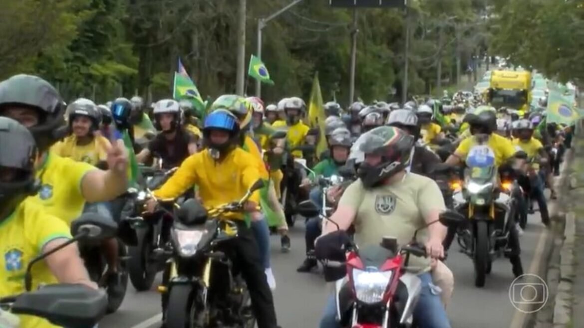 flavio-bolsonaro-faz-campanha-em-vitoria-e-salvador;-apoiadores-realizam-atos-e-carreatas-em-capitais-brasileiras