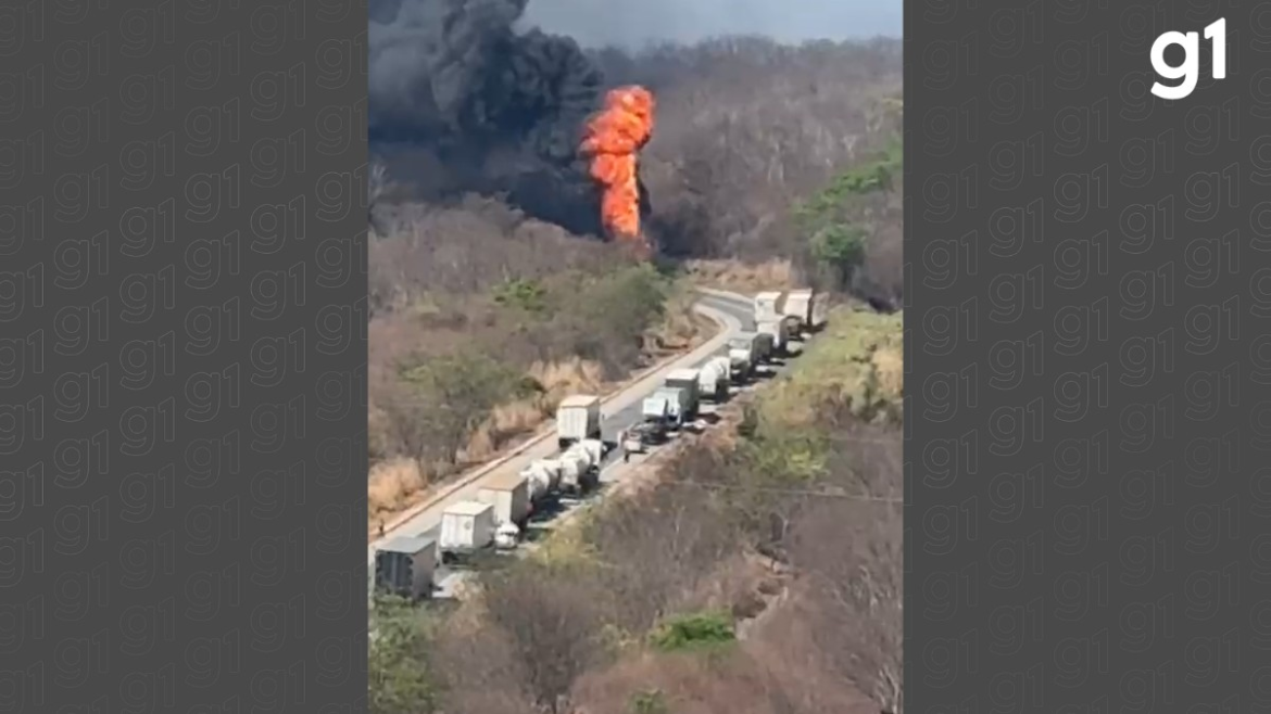 carreta-carregada-de-diesel-pega-fogo-e-bloqueia-transito-na-br-251-em-salinas;-video