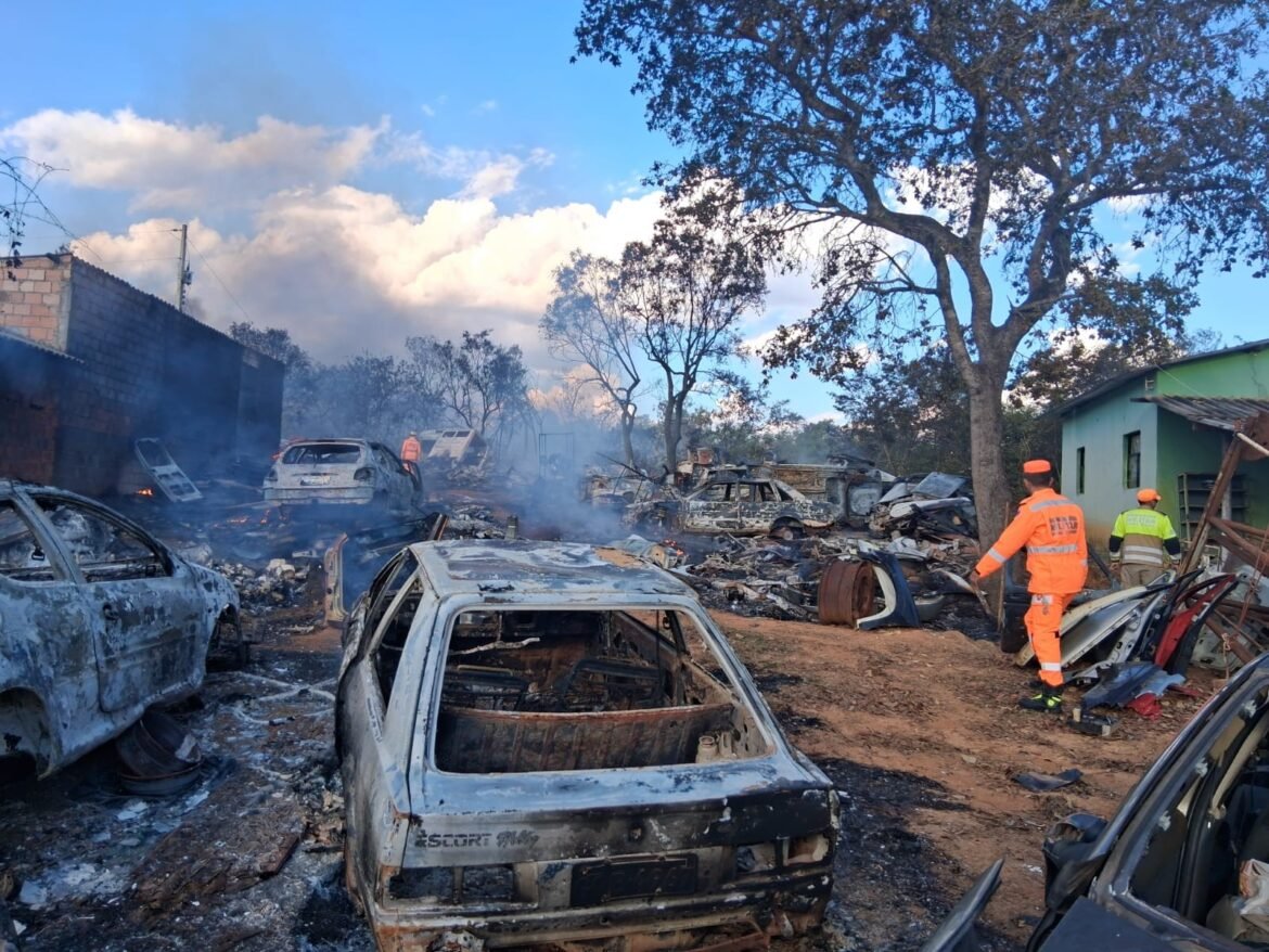 incendio-atinge-deposito-a-ceu-aberto-com-cerca-de-10-mil-pecas-automotivas-em-montes-claros