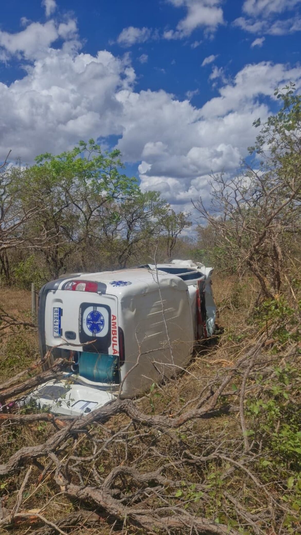 ambulancia-que-transportava-paciente-oncologico-em-maca-capota-na-mg-202-e-deixa-tres-feridos