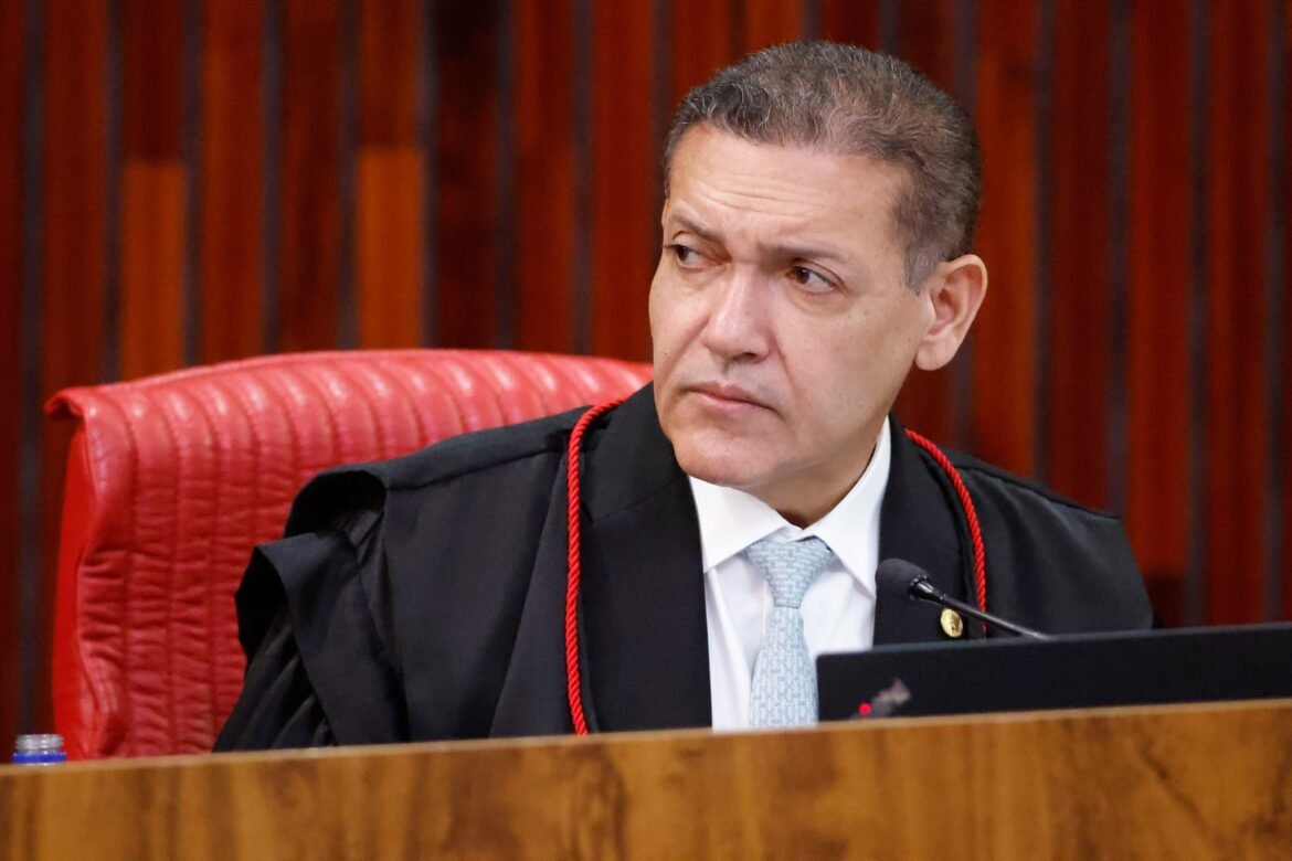 presidente-do-tse-derruba-20-postagens-contra-lula-e-proibe-que-flavio-e-aliados-republiquem-conteudo