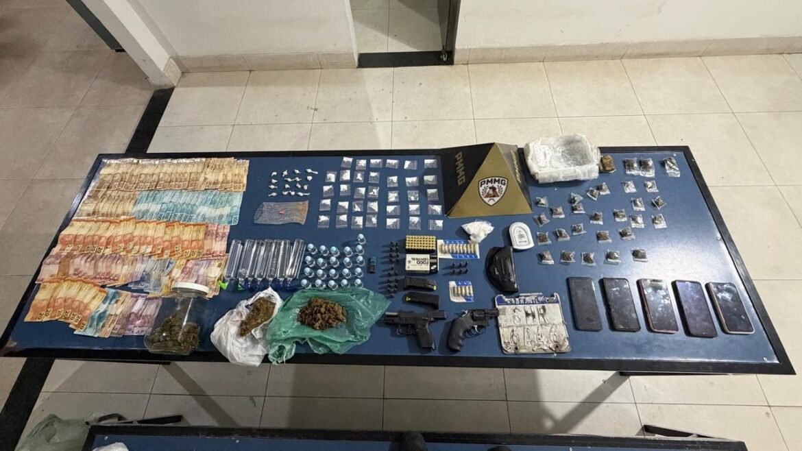 pm-apreende-armas,-municoes,-drogas-e-mais-de-r$-5-mil-apos-monitoramento-das-cameras-do-olho-vivo-em-montes-claros