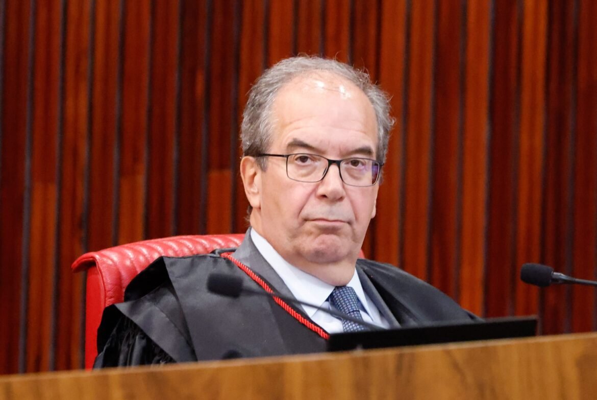 corregedor-do-tse-nega-pedido-de-flavio-bolsonaro-para-suspender-mensagens-do-governo