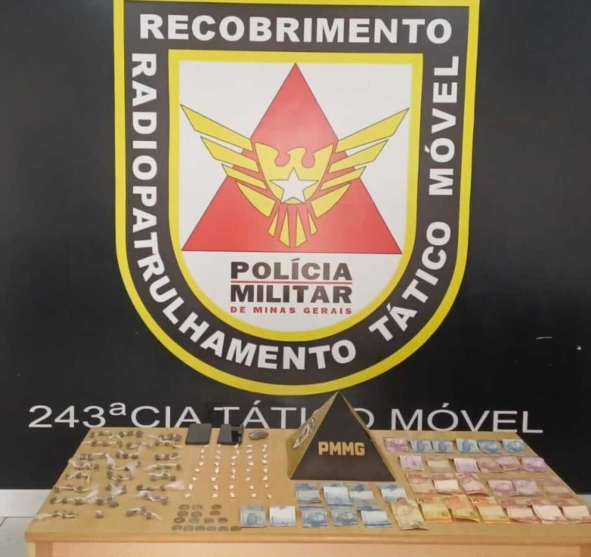 casal-e-preso-por-trafico-apos-pm-encontrar-drogas-escondidas-em-arvore-em-montes-claros