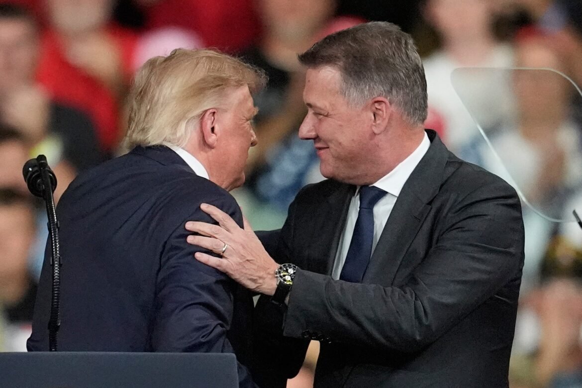 presidente-da-audi-e-acusado-de-violar-regras-ao-aparecer-com-trump-|-g1