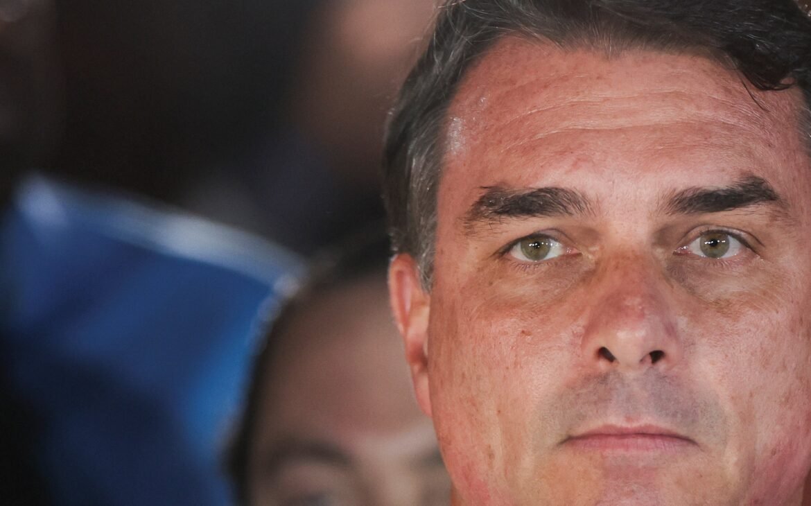 pf-apontou-risco-de-flavio-bolsonaro-fugir-do-brasil-e-suspeita-sobre-destino-de-dinheiro-de-vorcaro-ao-pedir-a-moraes-apreensao-de-passaporte