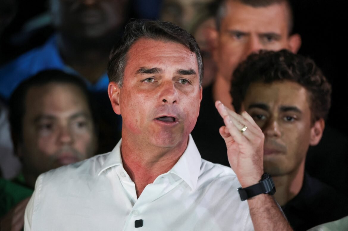 veja-quais-sao-as-investigacoes-contra-flavio-bolsonaro