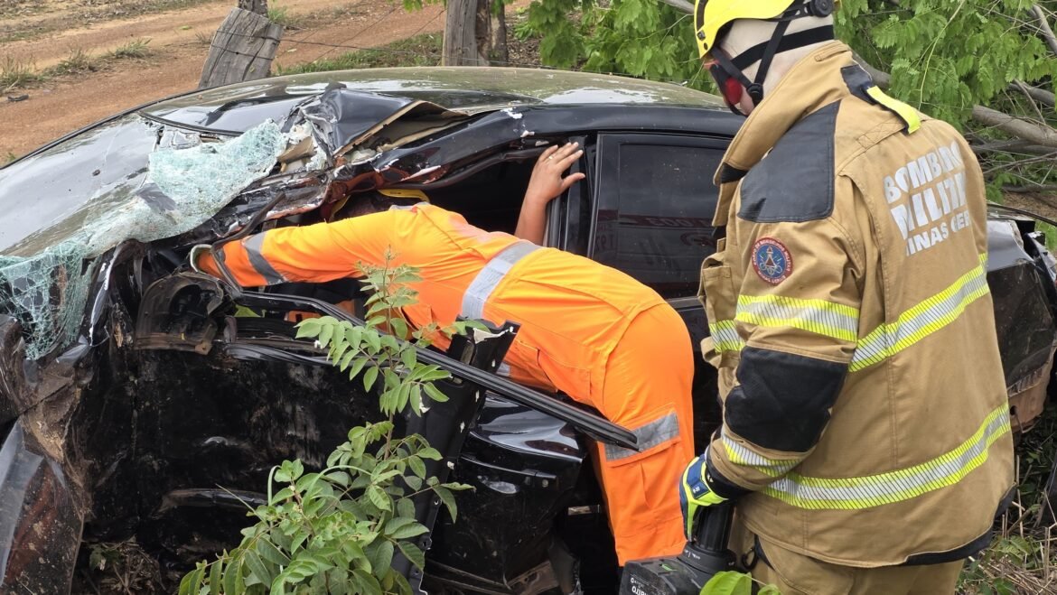motorista-fica-presa-as-ferragens-apos-bater-carro-em-arvore-as-margens-da-rodovia-entre-unai-e-brasilia