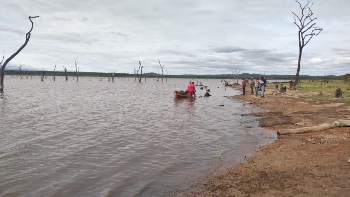bombeiros-encontram-corpo-de-homem-que-desapareceu-apos-barco-afundar-em-barragem-em-bocaiuva