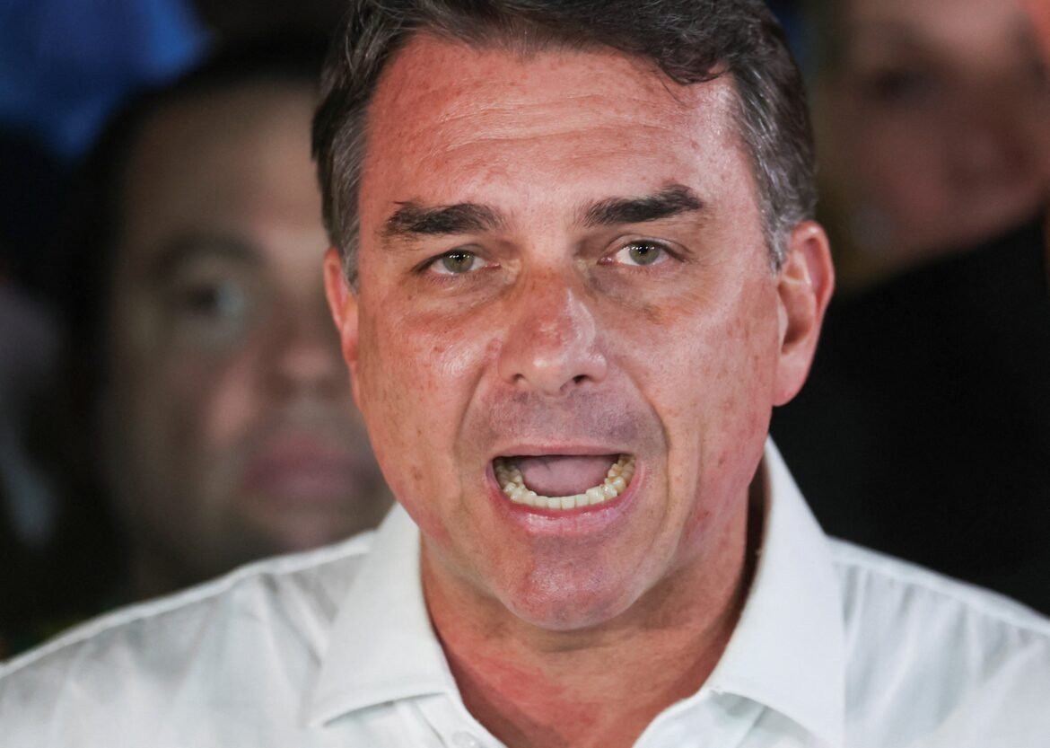 flavio-bolsonaro:-veja-o-que-pode-acontecer-com-o-mandato-de-senador-apos-fuga-para-os-eua