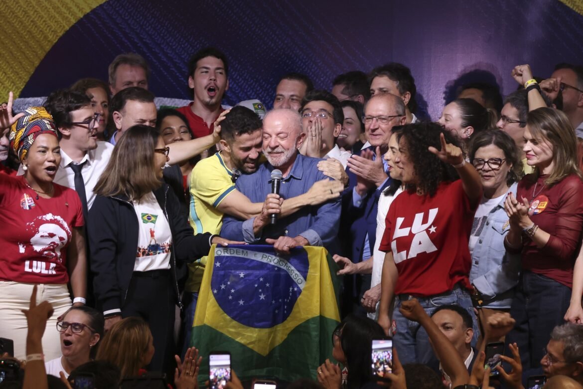 carta-de-flavio-bolsonaro-e-fuga-do-brasil-geram-criticas-ate-entre-aliados-e-movimentam-direita-para-2030